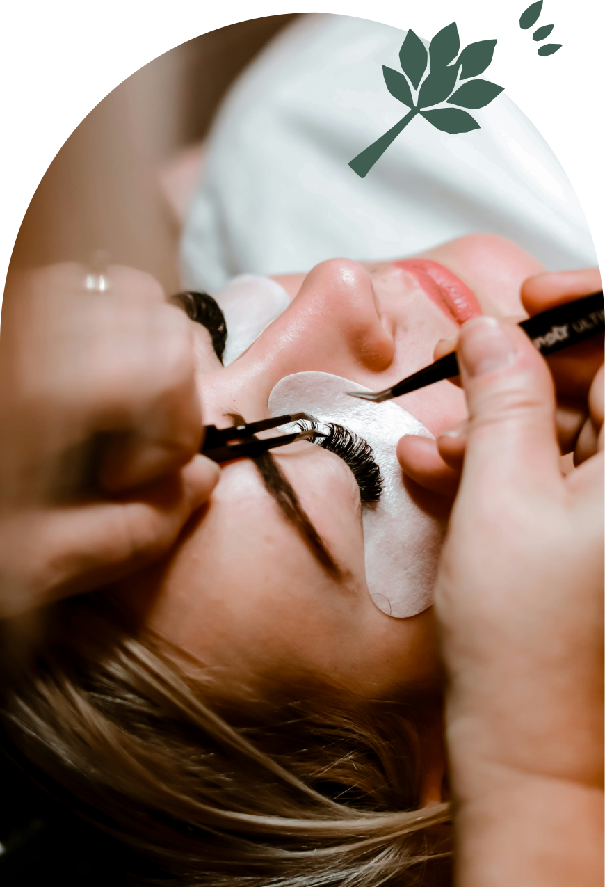 A woman doing eyelashes